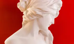 Buste en marbre blanc d'une femme aux cheveux tressés, évoquant la sérénité de Morphée, dieu des rêves.