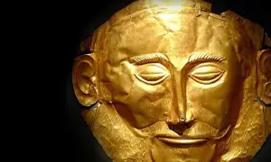Masque funéraire en or, évoquant la richesse de la mythologie grecque et le roi Priam.