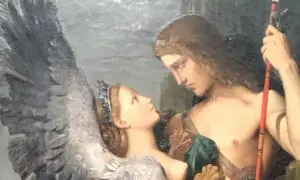 Un jeune homme aux cheveux longs regarde une femme ailée couronnée. Une scène qui évoque la tragédie, peut-être le mort d'Œdipe.