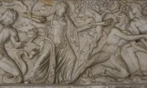 La mère d'Apollon, Léto, est représentée ici, luttant contre des créatures mythologiques. La scène est un bas-relief en marbre.
