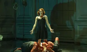 Résumé Médée : une femme en robe noire, le cou taché de sang, domine deux hommes au corps rougeoyant, allongés à ses pieds.