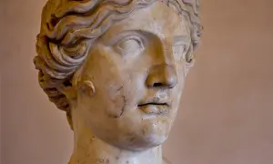 Buste en marbre d'une femme aux cheveux ondulés, peut-être Héra, sœur de Zeus, déesse de l'Olympe.