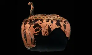 Vase antique représentant une procession, peut-être une scène de mariage, avec des figures féminines portant des offrandes. La déesse du mariage est honorée.