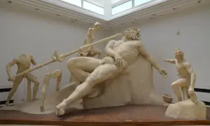 Sculpture de Polyphème le cyclope, aveuglé par Ulysse. Des hommes tentent de le piquer à l'œil avec une lance.
