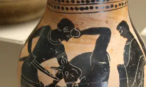 Vase antique représentant Thésée combattant le Minotaure. Un homme, qui est Thésée, lutte contre une créature mi-homme mi-taureau.