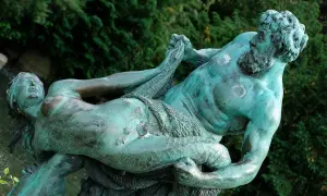 Sculpture de bronze patiné représentant un homme musclé, peut-être un attribut de Poséidon, luttant avec une femme.