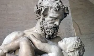 Sculpture d'un homme barbu portant un enfant, évoquant la **mythologie** de **Zagreus**. L'homme, couronné de pampres, serre tendrement le petit corps.