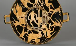 Vase antique représentant une scène de mythologie grecque : un homme combat un taureau, entouré de figures en mouvement.