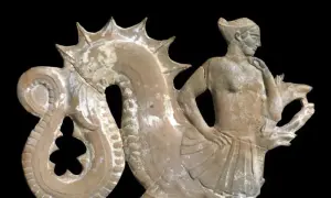 Figurine en terre cuite représentant un homme aux côtés d'une créature marine, évoquant la **charybde mythologie**.