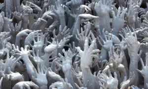Des mains grises émergent du sol, une marée de désespoir rappelant le bident d'Hadès.