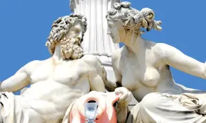 Statues de marbre d'un homme barbu et d'une femme, avec une fontaine.