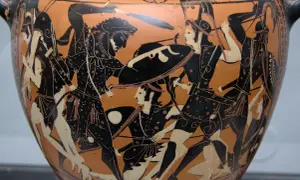 Vase antique représentant une scène de combat. Au centre, un guerrier barbu, peut-être Hippolyte, affronte un adversaire. La mythologie grecque prend vie.