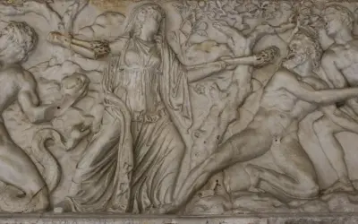 La mère d'Apollon, Léto, est représentée ici, luttant contre des créatures mythologiques. La scène est un bas-relief en marbre.
