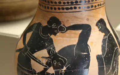 Vase antique représentant Thésée combattant le Minotaure. Un homme, qui est Thésée, lutte contre une créature mi-homme mi-taureau.