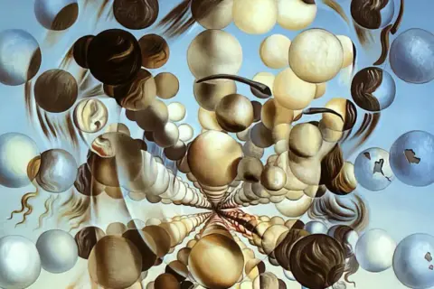 Une muse surréaliste, des sphères flottantes et des formes organiques se déploient dans un ciel bleu, évoquant un rêve.