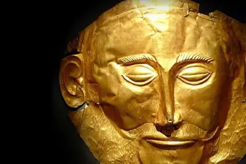 Masque funéraire en or, évoquant la richesse de la mythologie grecque et le roi Priam.