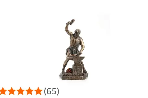 Statue de Héphaïstos au travail dans sa forge, marteau levé, prêt à frapper le métal sur son enclume.