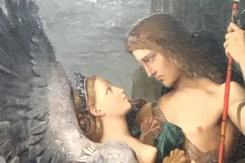 Un jeune homme aux cheveux longs regarde une femme ailée couronnée. Une scène qui évoque la tragédie, peut-être le mort d'Œdipe.