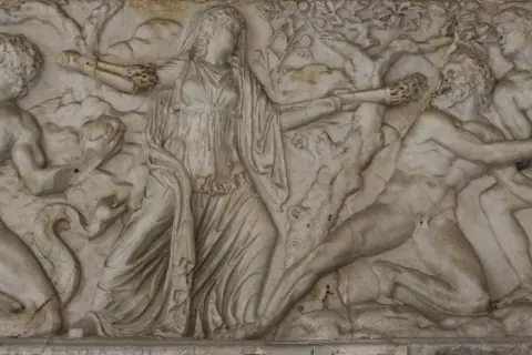 La mère d'Apollon, Léto, est représentée ici, luttant contre des créatures mythologiques. La scène est un bas-relief en marbre.