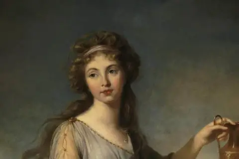 Portrait d'une jeune femme aux cheveux bouclés, tenant une cruche dorée. Elle pourrait être une fille de Zeus et Héra, déesse de la jeunesse et de la beauté.