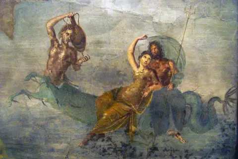 Une femme, peut-être une nymphe, est portée par un homme mi-homme mi-poisson, évoquant Poséidon. Un autre personnage marin est à gauche.
