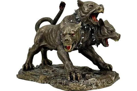 Figurine de cerbère mythologie, gardien des enfers, aux trois têtes rugissantes et à la queue de serpent.