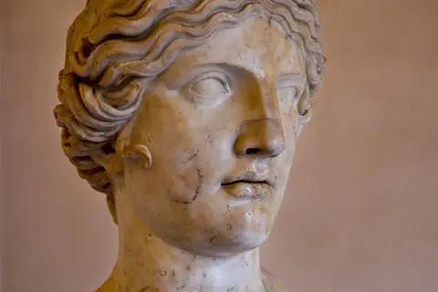 Buste en marbre d'une femme aux cheveux ondulés, peut-être Héra, sœur de Zeus, déesse de l'Olympe.