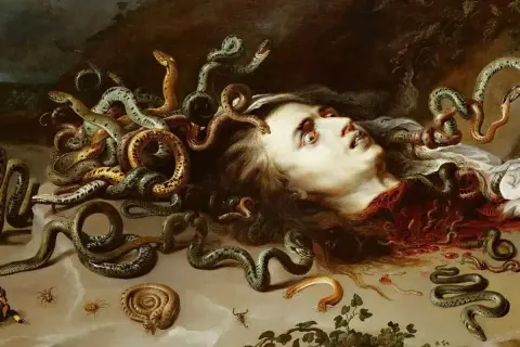 Tête coupée de Méduse, monstre de la mythologie grecque, entourée de serpents.