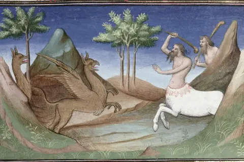 Un mi homme mi cheval, armé d'une massue, affronte un griffon et une créature ailée dans un paysage rocheux.