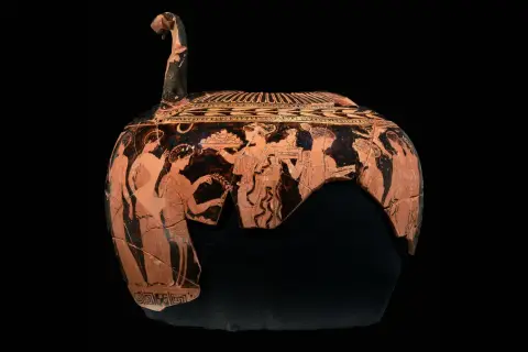 Vase antique représentant une procession, peut-être une scène de mariage, avec des figures féminines portant des offrandes. La déesse du mariage est honorée.