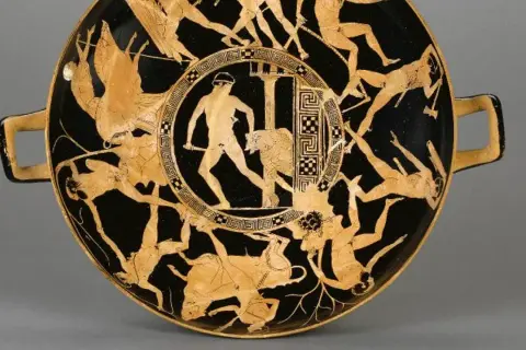 Vase antique représentant une scène de mythologie grecque : un homme combat un taureau, entouré de figures en mouvement.