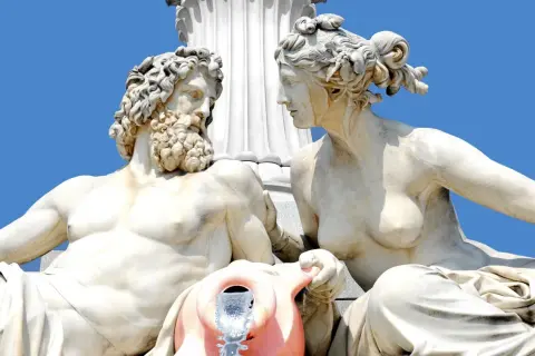 Statues de marbre d'un homme barbu et d'une femme, avec une fontaine.