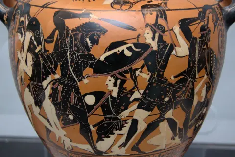 Vase antique représentant une scène de combat. Au centre, un guerrier barbu, peut-être Hippolyte, affronte un adversaire. La mythologie grecque prend vie.