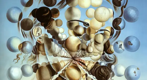 Une muse surréaliste, des sphères flottantes et des formes organiques se déploient dans un ciel bleu, évoquant un rêve.