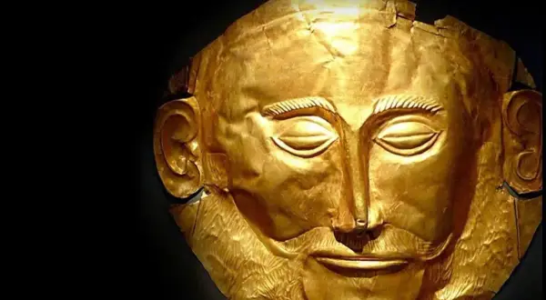 Masque funéraire en or, évoquant la richesse de la mythologie grecque et le roi Priam.