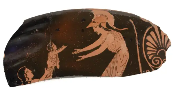 Fragment de poterie grecque montrant une femme casquée, peut-être Athéna, tendant les bras vers un enfant. Une autre figure est agenouillée. L'image évoque la protection maternelle, comme celle d'une mère pour ses fils d'Athéna.