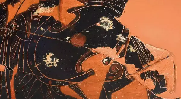Scène de la mort d'Achille sur une poterie grecque antique. Des guerriers en armure se battent autour du héros tombé.