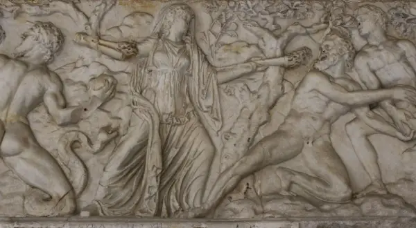 La mère d'Apollon, Léto, est représentée ici, luttant contre des créatures mythologiques. La scène est un bas-relief en marbre.
