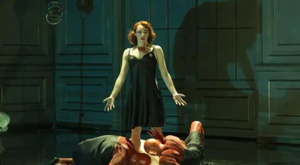 Résumé Médée : une femme en robe noire, le cou taché de sang, domine deux hommes au corps rougeoyant, allongés à ses pieds.