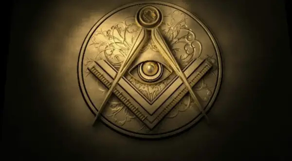 Symbole maçonnique doré en relief, avec une équerre, un compas et un œil, évoquant les mystères des grées.