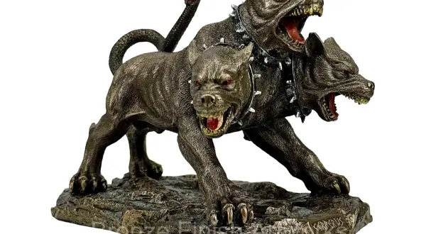 Figurine de cerbère mythologie, gardien des enfers, aux trois têtes rugissantes et à la queue de serpent.