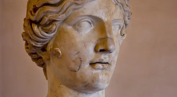 Buste en marbre d'une femme aux cheveux ondulés, peut-être Héra, sœur de Zeus, déesse de l'Olympe.