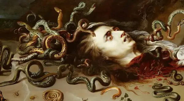 Tête coupée de Méduse, monstre de la mythologie grecque, entourée de serpents.
