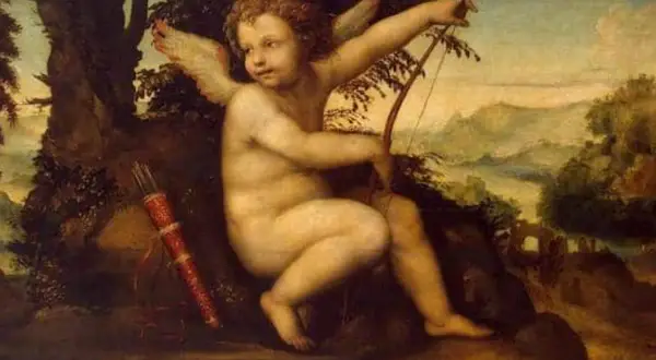 Un jeune Éros dieu, ailé et nu, s'apprête à décocher une flèche. Son carquois repose à ses côtés.