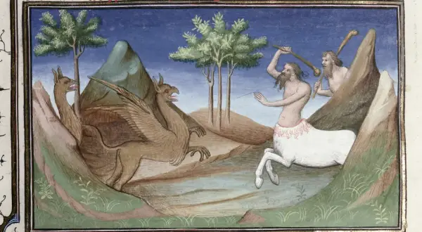 Un mi homme mi cheval, armé d'une massue, affronte un griffon et une créature ailée dans un paysage rocheux.