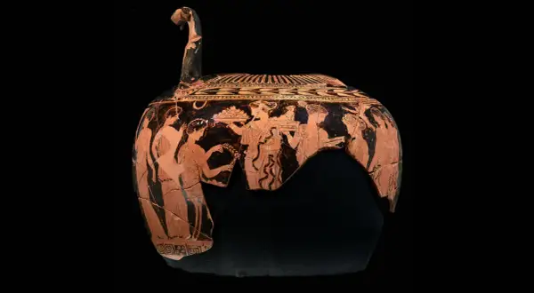 Vase antique représentant une procession, peut-être une scène de mariage, avec des figures féminines portant des offrandes. La déesse du mariage est honorée.