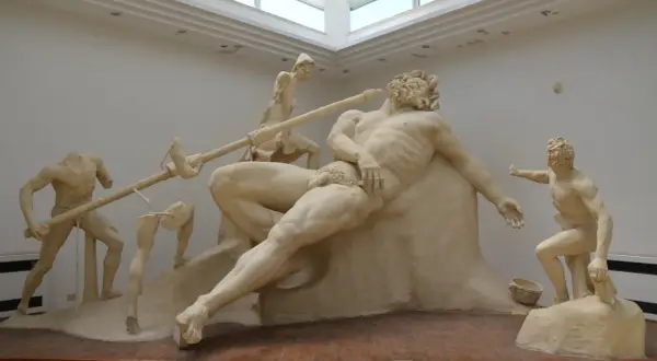 Sculpture de Polyphème le cyclope, aveuglé par Ulysse. Des hommes tentent de le piquer à l'œil avec une lance.