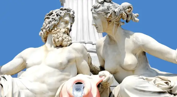 Statues de marbre d'un homme barbu et d'une femme, avec une fontaine.