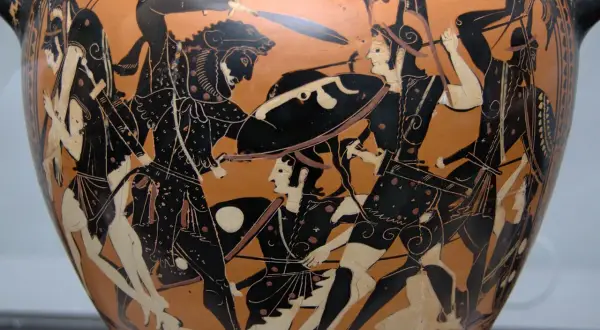 Vase antique représentant une scène de combat. Au centre, un guerrier barbu, peut-être Hippolyte, affronte un adversaire. La mythologie grecque prend vie.