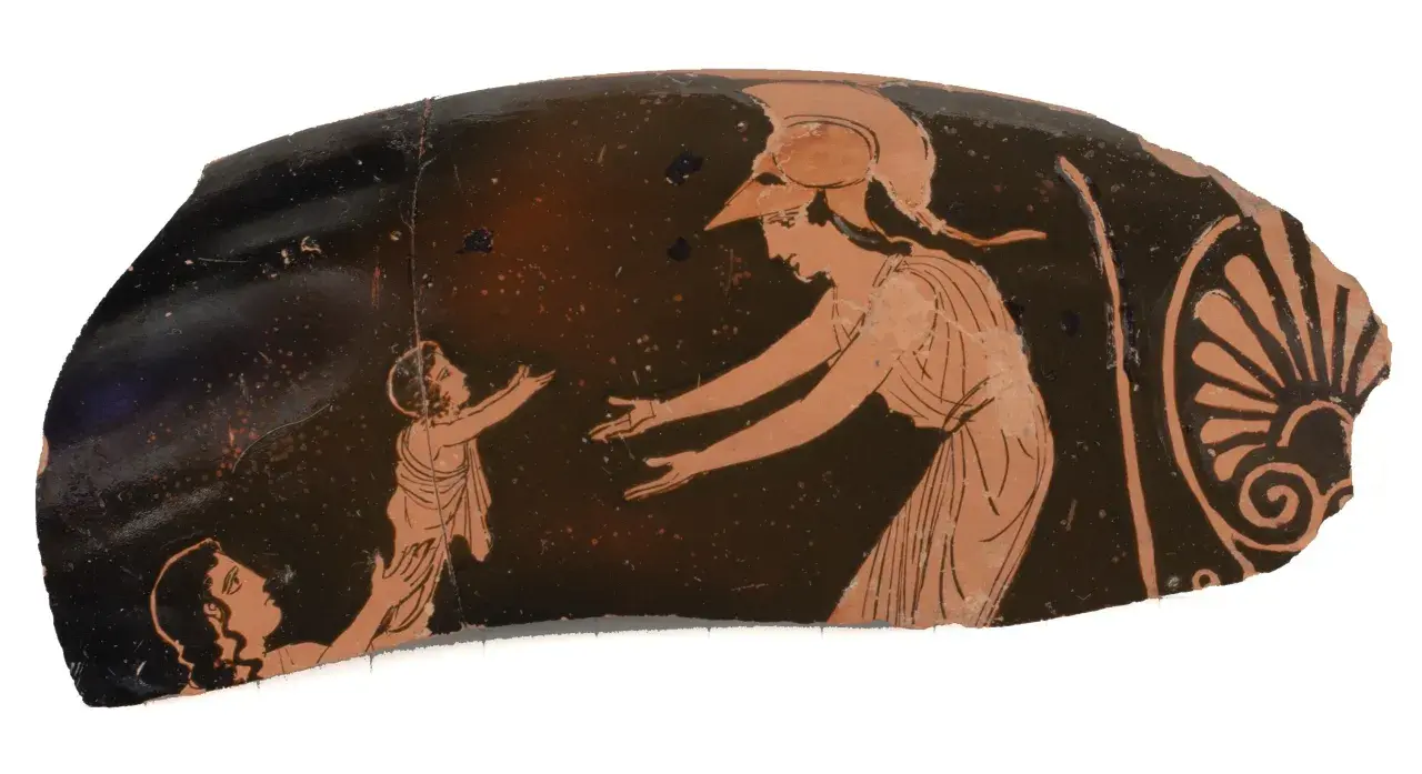Fragment de poterie grecque montrant une femme casquée, peut-être Athéna, tendant les bras vers un enfant. Une autre figure est agenouillée. L'image évoque la protection maternelle, comme celle d'une mère pour ses fils d'Athéna.